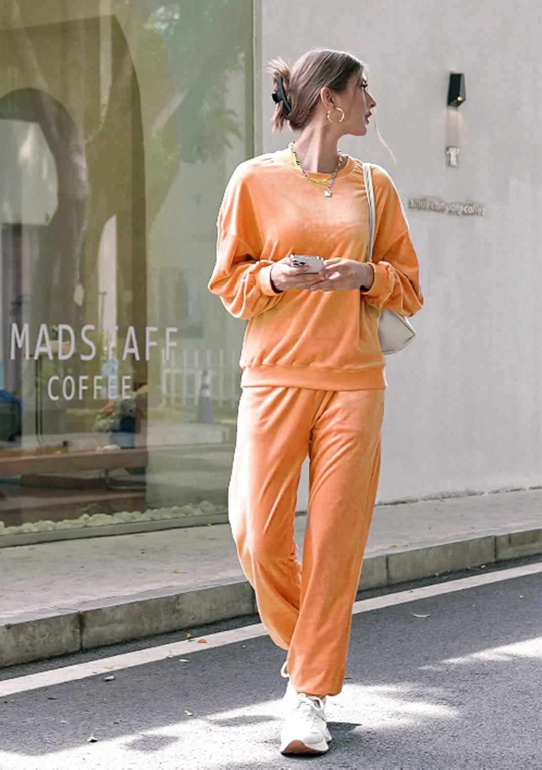Beyove Women Velour Sweatsuits 2 Piece Tracksuit Sets with Pockets Sweatshirt & Sweatpants Leisure Jogger Outfits S-XXL